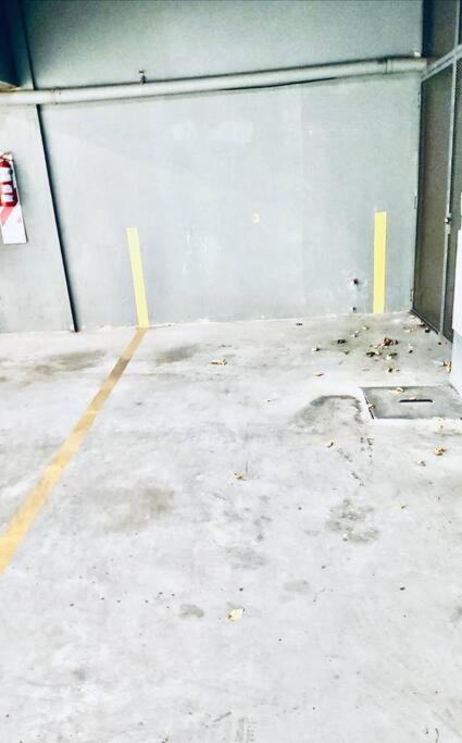 Apartment Location With Garage *