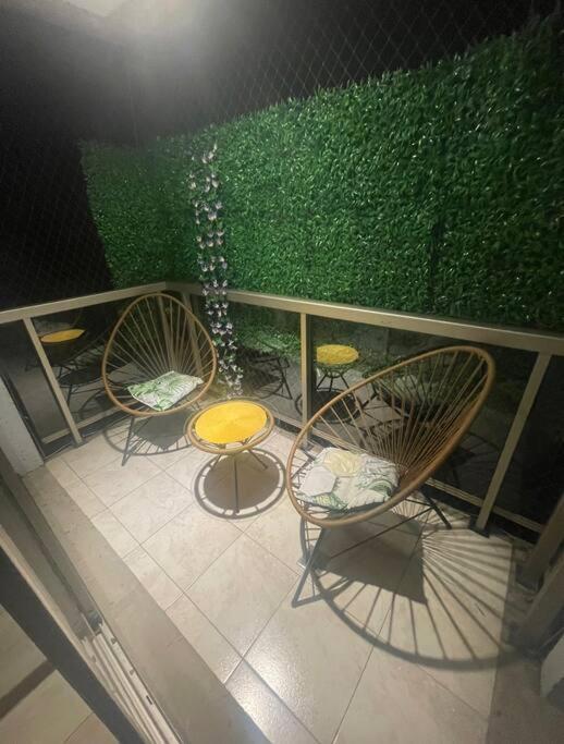 Apartment Location With Garage *
